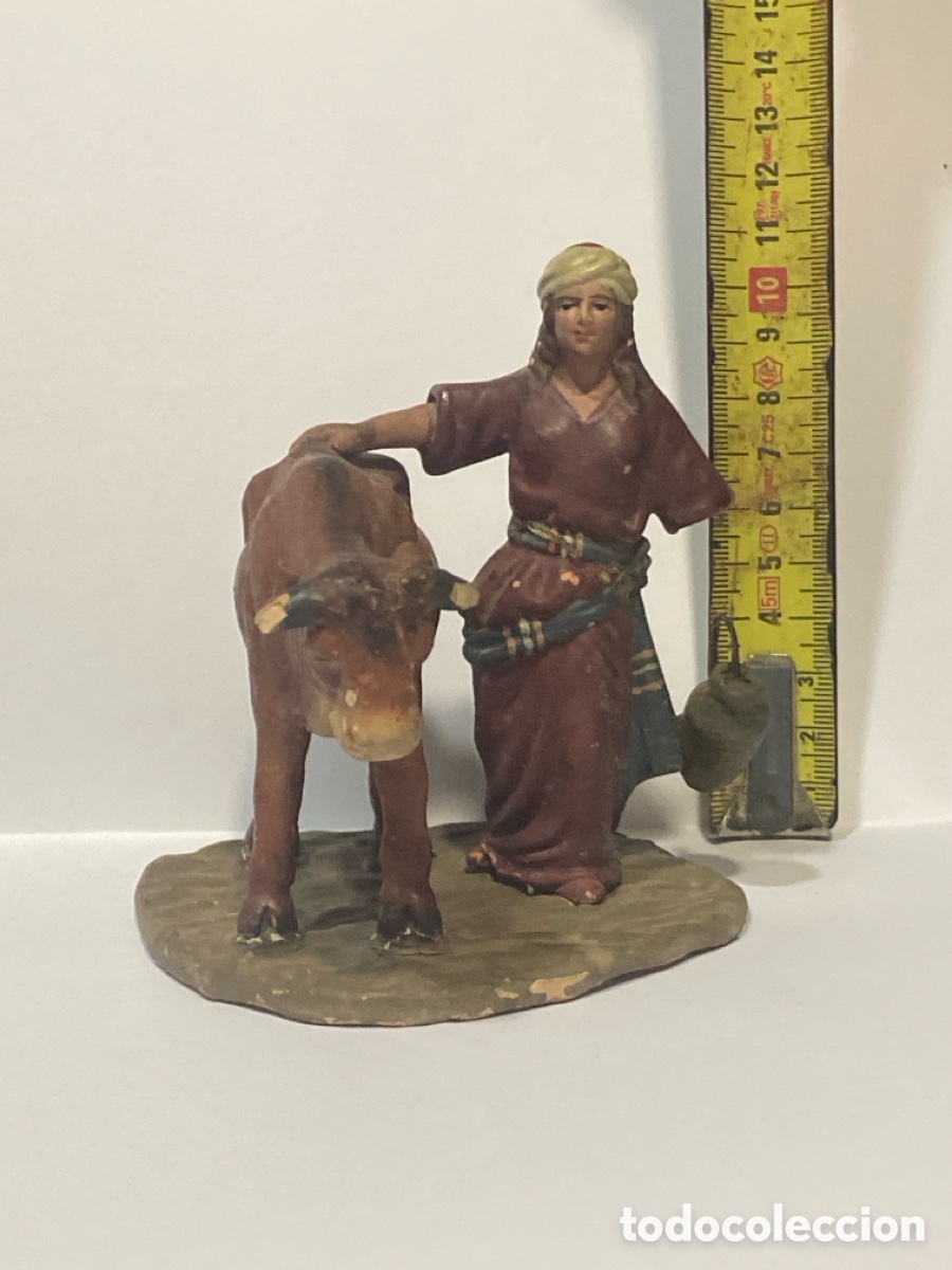 Figuras de Bel&eacute;n: Belen Pastora con vaca tipo Olot