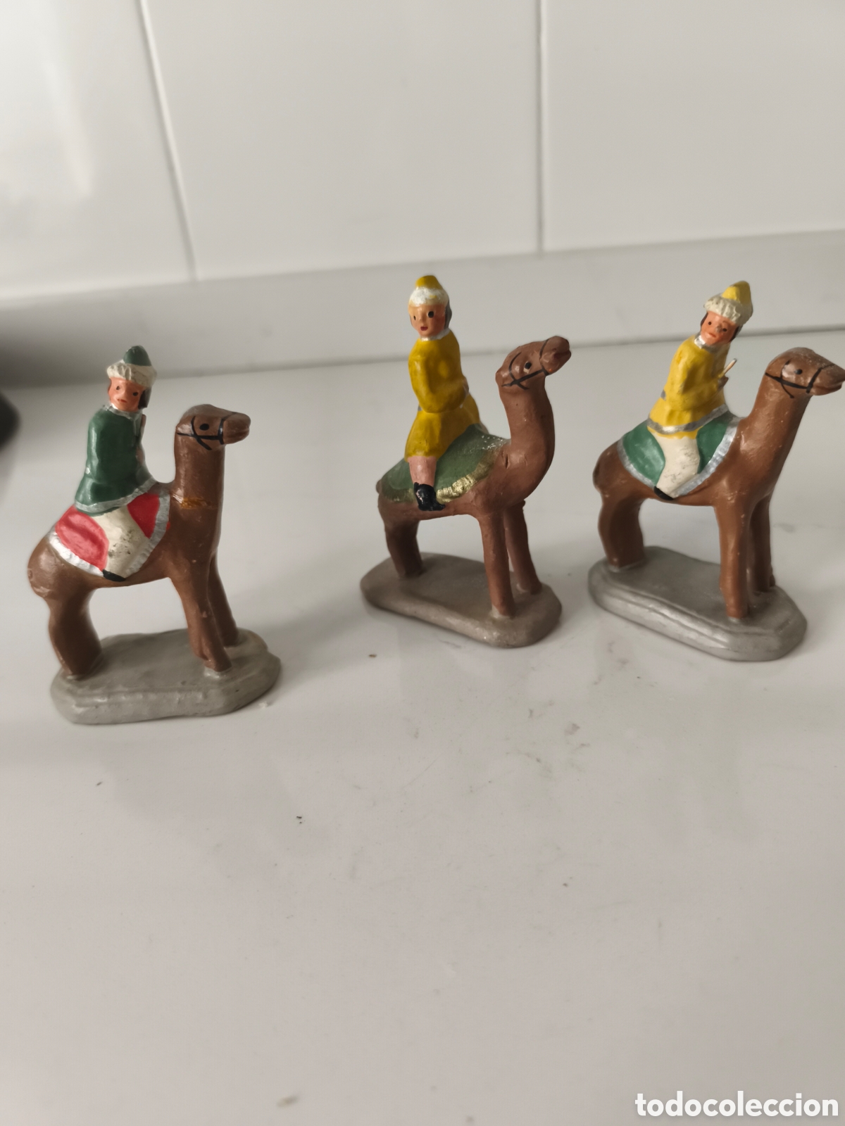 Figuras de Bel&eacute;n: Antiguos Reyes Magos de barro en buen estado
