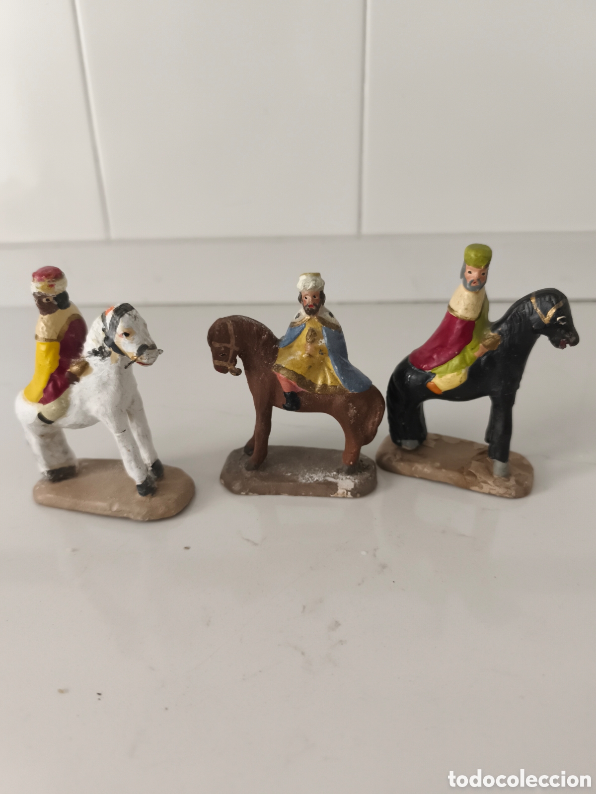 Figuras de Bel&eacute;n: Reyes Magos a caballo de barro en buen estado