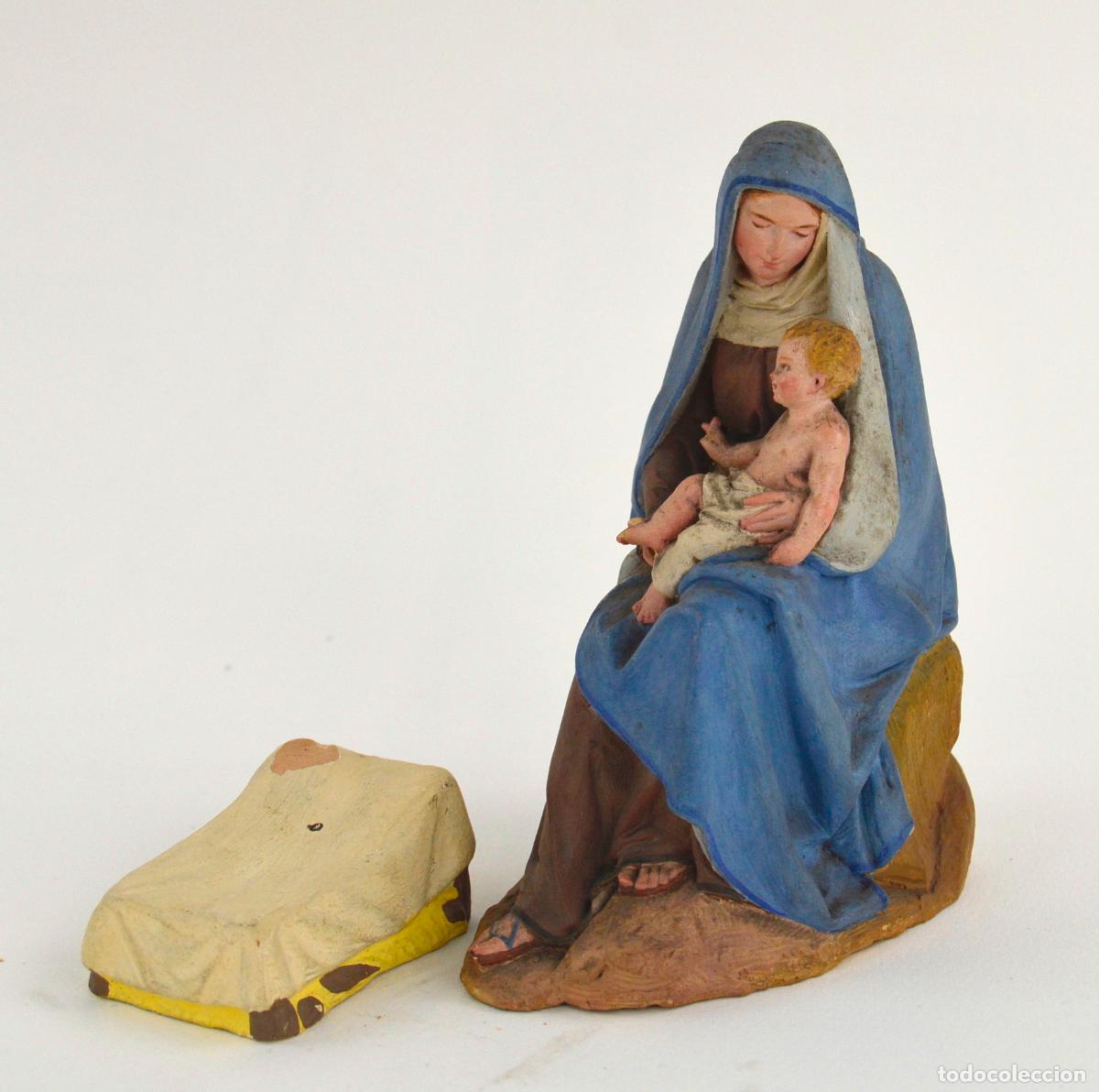 Figuras de Bel&eacute;n: Virgen Mar&iacute;a y ni&ntilde;o Jes&uacute;s en brazos, figuras de terracota para pesebre o bel&eacute;n, siglox XVIII - XIX.