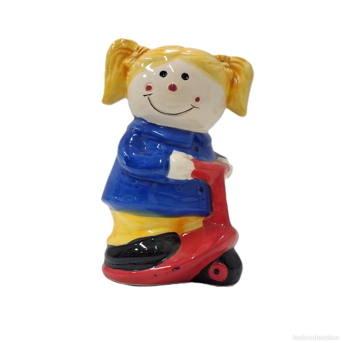 Figuras de Bel&eacute;n: Hucha de cer&aacute;mica Pippi Calzaslargas &ndash; Figura Pippi con patinete &ndash; 17 cm &ndash; Rara(11.3)