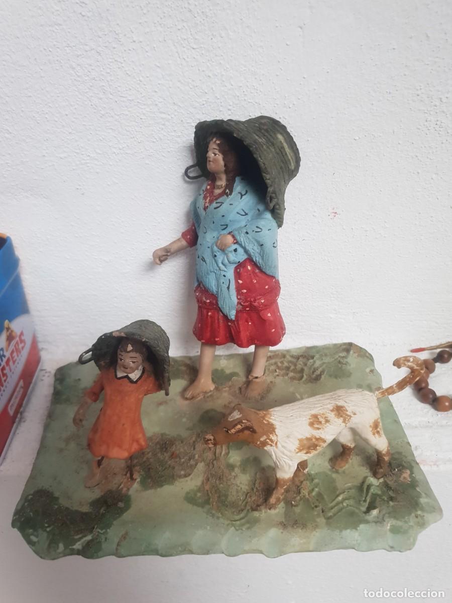 Figuras de Bel&eacute;n: Figura belen antigua terracota mujer ni&ntilde;a perro