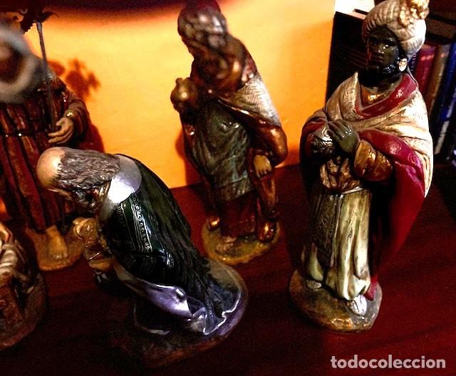 Figuras de Bel&eacute;n: Grupo de la adoraci&oacute;n de los Magos de 30 cm y decoraci&oacute;n en oro y plata