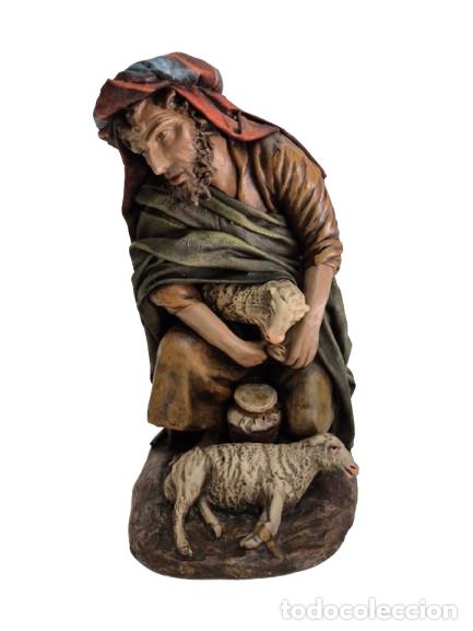 Statuine di Presepe: Figura de Bel&eacute;n - Pastor Adorando con Ovejas - J Fern&aacute;ndez, Decorarte - Barro y Tela - Altura 23 cm