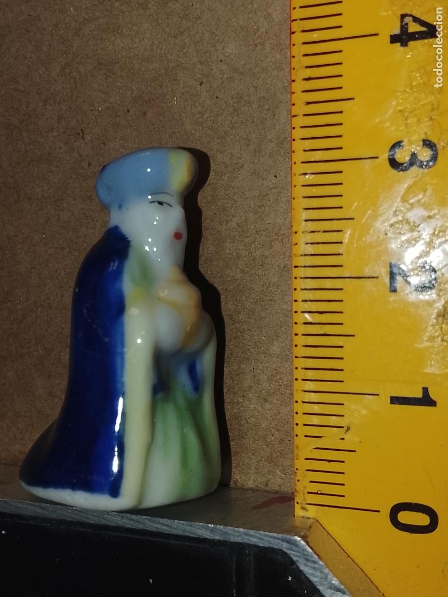 Figuras de Bel&eacute;n: antigua figura de ROSCON DE REYES PORCELANA REY MAGO