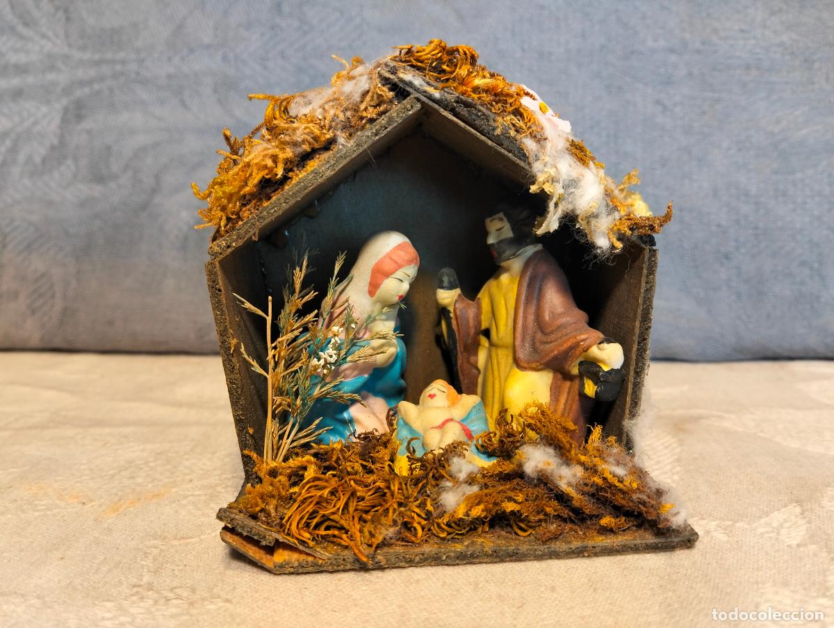 Figurines pour Cr&egrave;ches de No&euml;l: Figuras religiosas nacimiento portal de Bel&eacute;n, Jes&uacute;s Mar&iacute;a y Jos&eacute; en porcelana portal de madera
