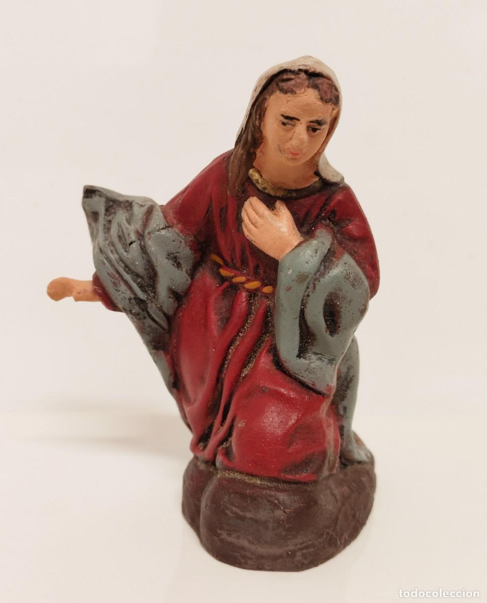 Figuras de Bel&eacute;n: Figura antigua de barro de la Virgen Mar&iacute;a, para el Misterio. 9 cent&iacute;metros.