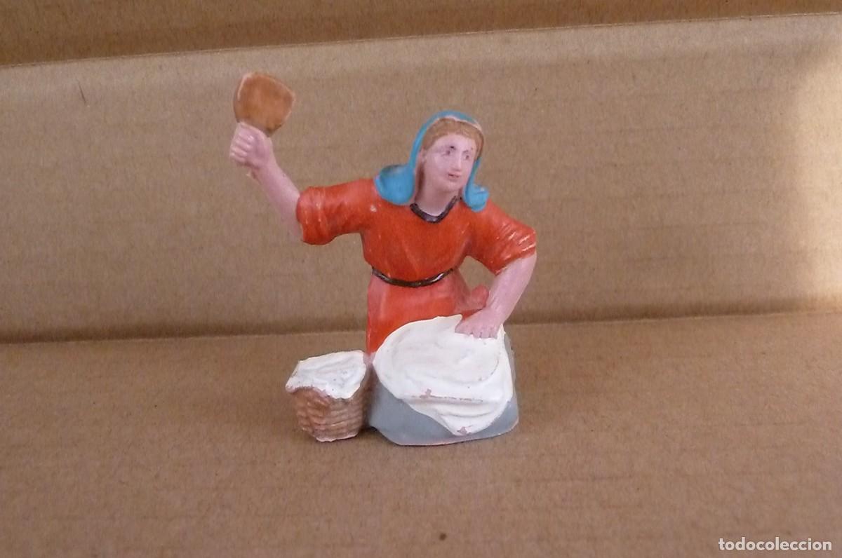 Figuras de Bel&eacute;n: Figura Bel&eacute;n. Mujer limpiando ropa