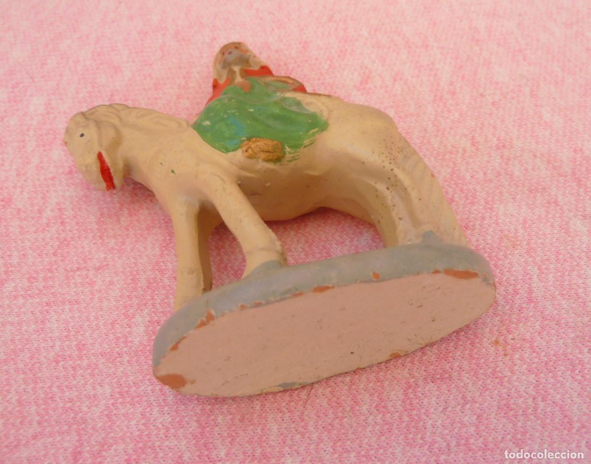 Figuras de Bel&eacute;n: Rey Mago en caballo. - Foto 3