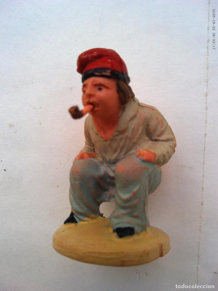 Figuras de Bel&eacute;n: ANTIGUA FIGURITA DE PLASTICO DEL BELEN : CAGANET CATALAN CON BARRETINA