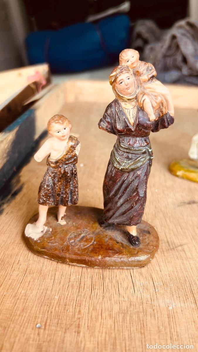 Figuras de Bel&eacute;n: Figura barro pintado Bel&eacute;n Elias Mart&iacute;nez madre con hijos 12,5cms