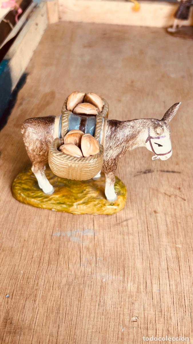 Figuras de Bel&eacute;n: Figura barro pintado Bel&eacute;n rada escultor Granada burrito cargado panes 9x13cms