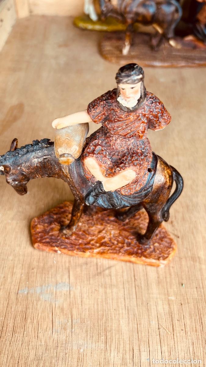 Figuras de Bel&eacute;n: Figura barro pintado Bel&eacute;n Elias Mart&iacute;nez sin firma hombre sobre mula con saco 13,5x12cms
