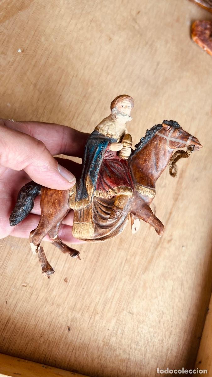 Figuras de Bel&eacute;n: Figura barro pintado Bel&eacute;n Elias Mart&iacute;nez sin firma rey mago Gaspar a caballo 11x14cms