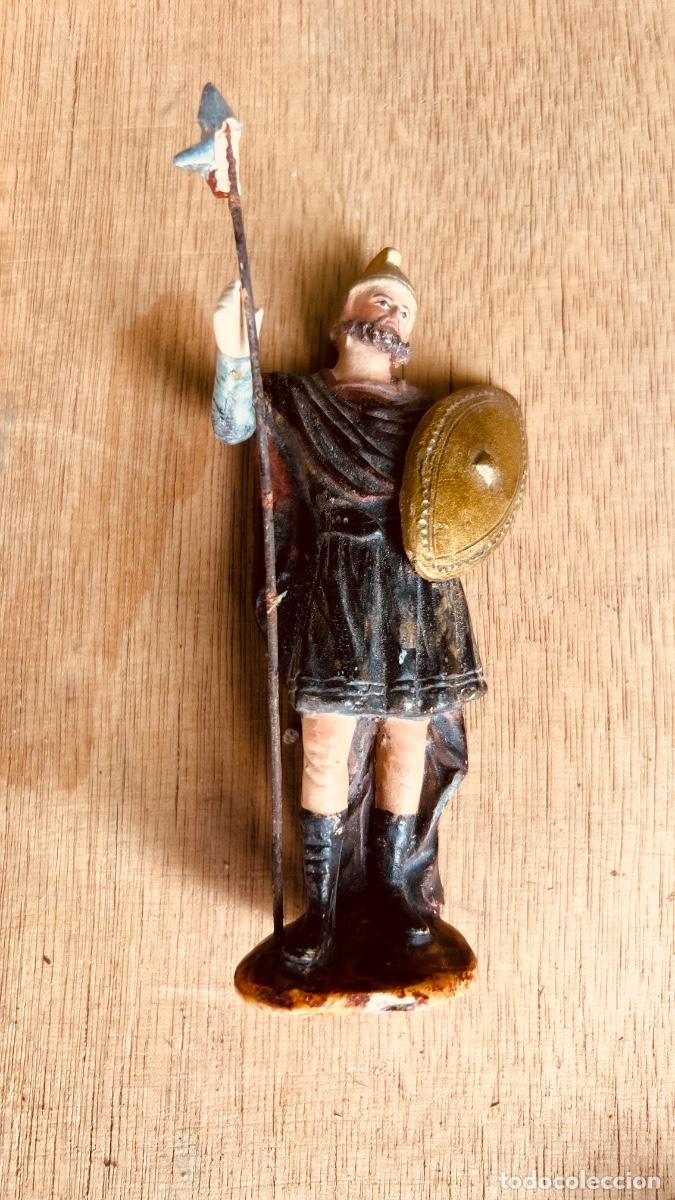 Figuras de Bel&eacute;n: Figura barro pintado Bel&eacute;n Elias Mart&iacute;nez sin firma soldado romano 12,5cms