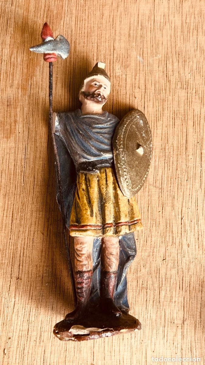 Figuras de Bel&eacute;n: Figura barro pintado Bel&eacute;n Elias Mart&iacute;nez firma soldado romano 12,5cms
