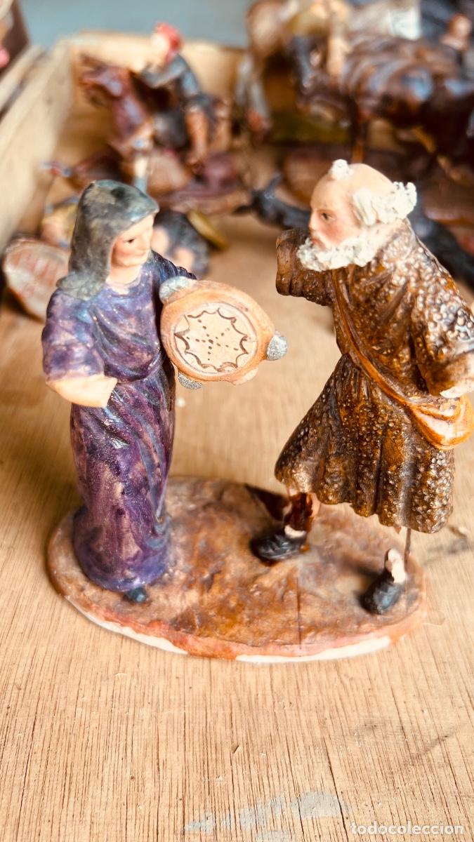 Figuras de Bel&eacute;n: Figura barro pintado Bel&eacute;n Elias Mart&iacute;nez sin firma m&uacute;sicos de calle 12x12cms