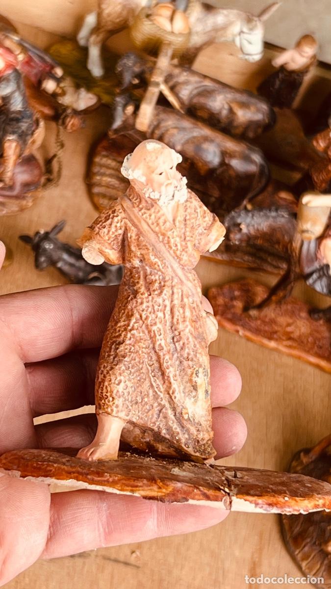Figuras de Bel&eacute;n: Figura barro pintado Bel&eacute;n Elias Mart&iacute;nez sin firma anciano caminando 11x11cms