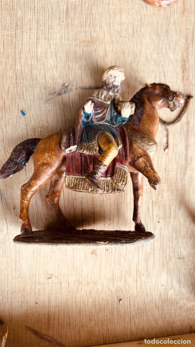Figuras de Bel&eacute;n: Figura barro pintado Bel&eacute;n Elias Mart&iacute;nez sin firma rey Melchor a caballo 12x12cms