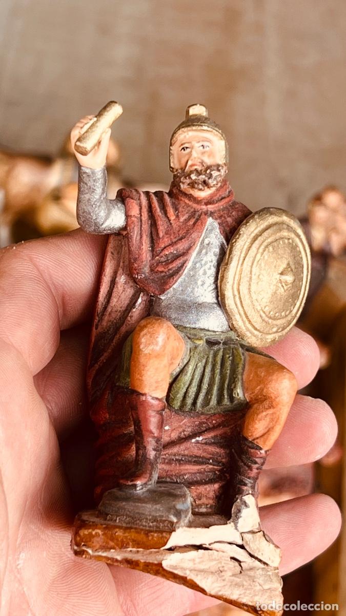 Figuras de Bel&eacute;n: Figura barro pintado Bel&eacute;n Elias Mart&iacute;nez firma rey herodes sentencia sentado 10cms