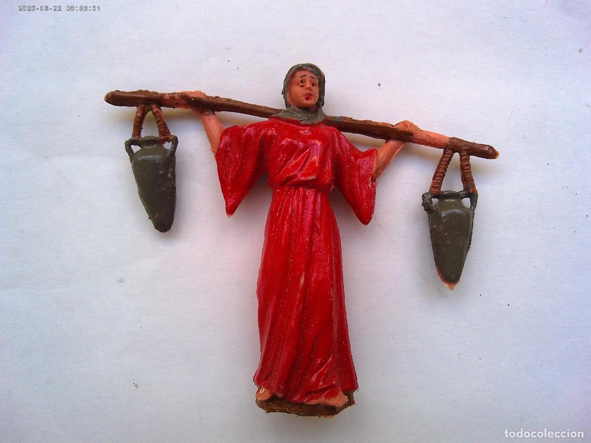 Figuras de Bel&eacute;n: ANTIGUA FIGURA DE PLASTICO DEL BELEN : PASTORA PORTANDO DOS ANFORAS EN UN PALO TRAVESERO