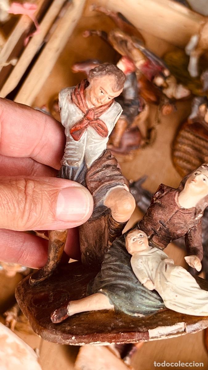 Figuras de Bel&eacute;n: Figura barro pintado Bel&eacute;n Elias Mart&iacute;nez firma madre hijo agredidos por militar inocentes 11x11cm