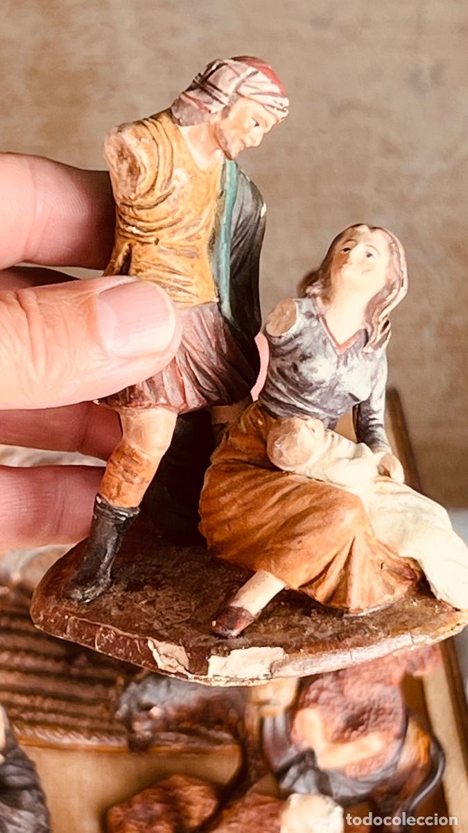 Figuras de Bel&eacute;n: Figura barro pintado Bel&eacute;n Elias Mart&iacute;nez firma madre hijo agredidos por militar inocentes 12x9cm