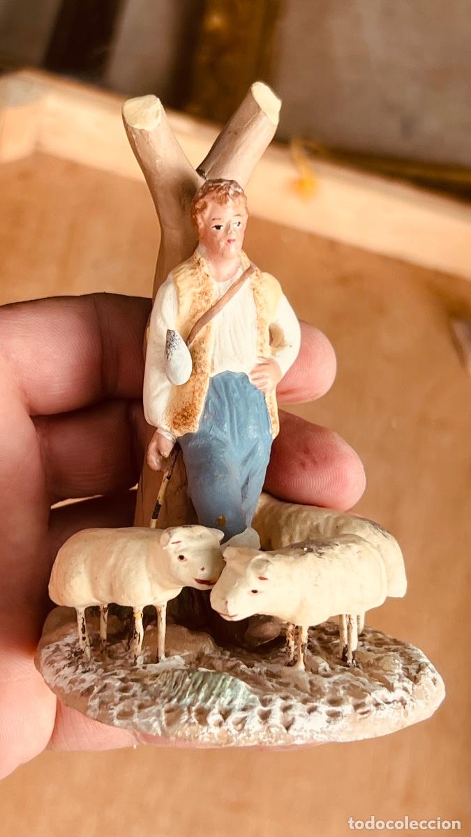 Figuras de Bel&eacute;n: Figura barro pintado Bel&eacute;n pastor con ovejas apoyado en &aacute;rbol 11cms