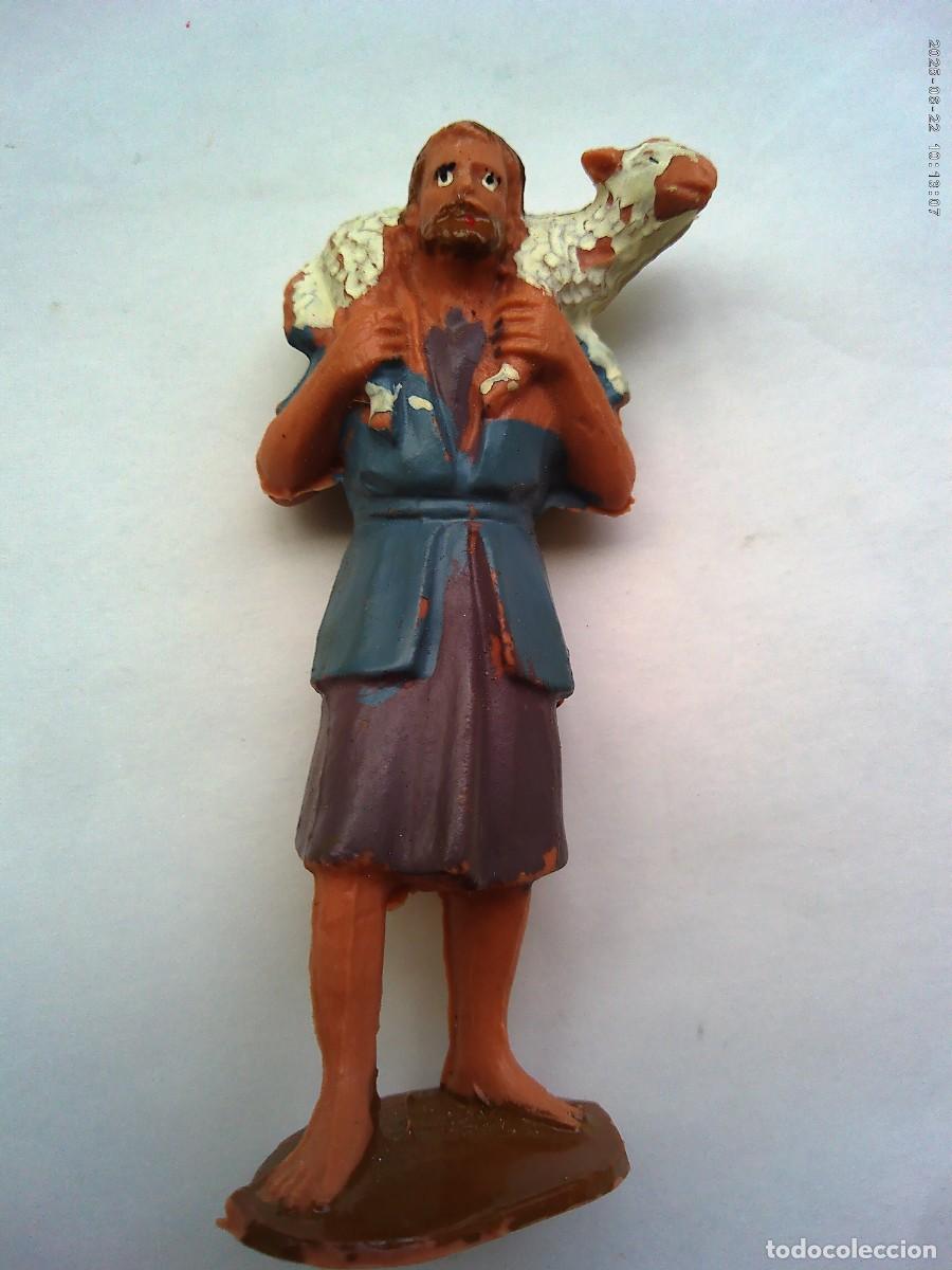 Figuras de Bel&eacute;n: ANTIGUA FIGURA DE PLASTICO DEL BELEN : PASTOR HEBREO PORTANDO UN BORREGO