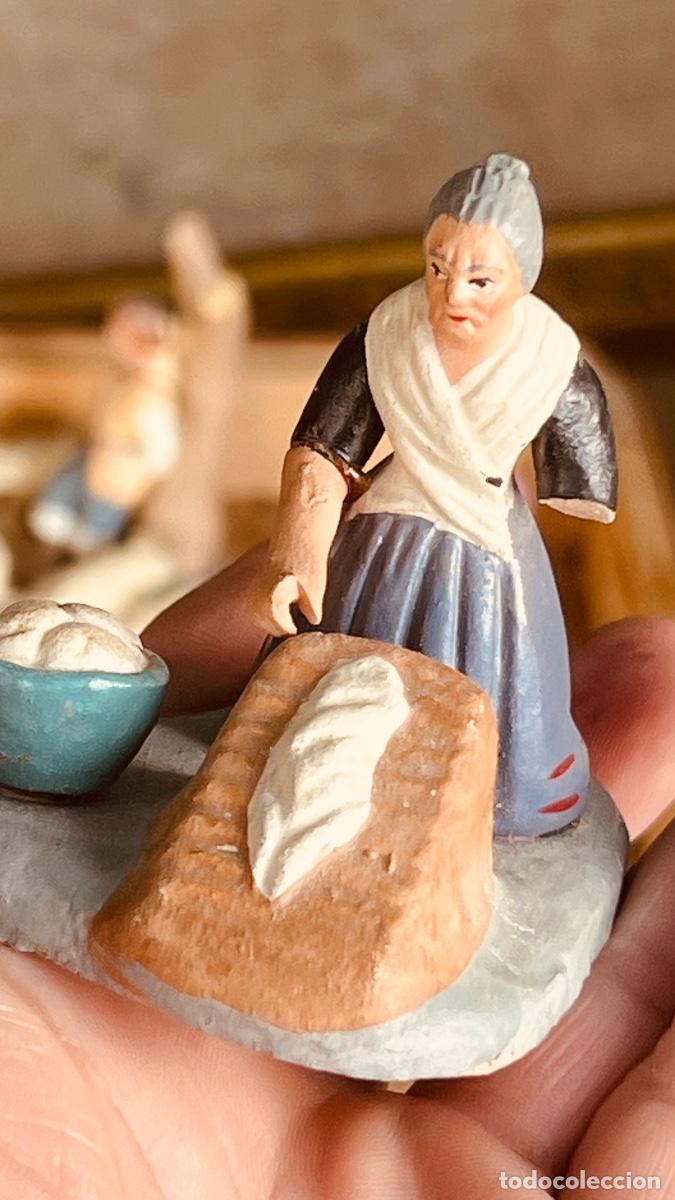 Figuras de Bel&eacute;n: Figura barro pintado cacharrer&iacute;a Murcia Bel&eacute;n lavandera anciana lavando 7cms