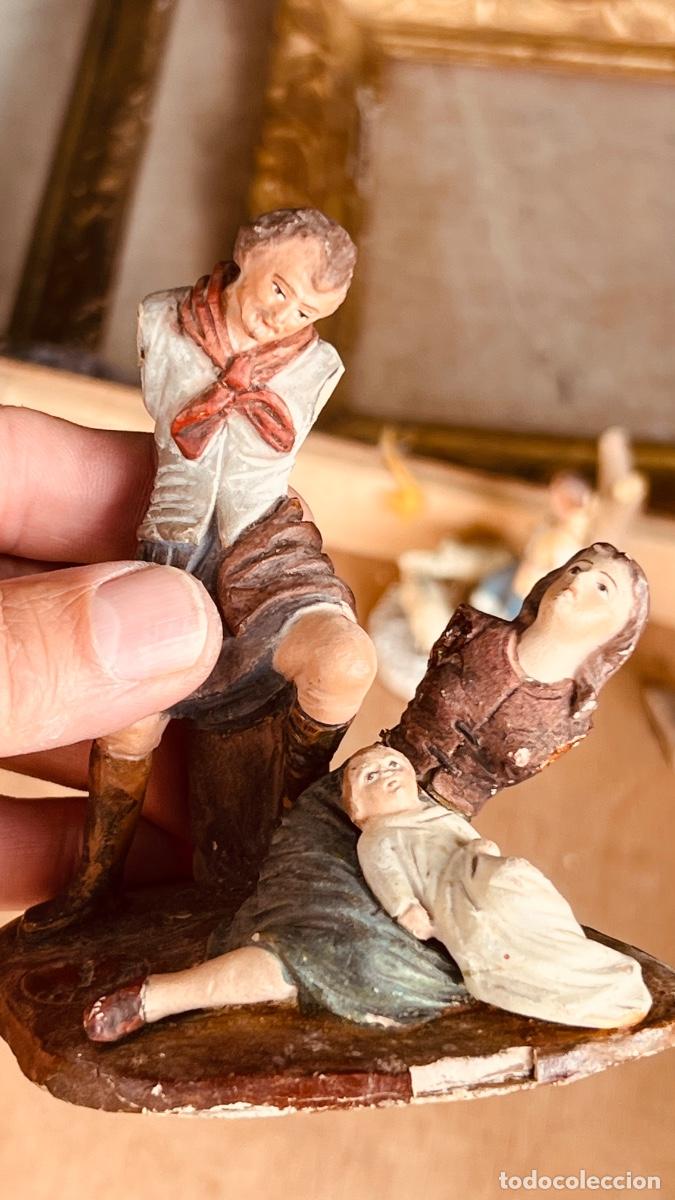 Figuras de Bel&eacute;n: Figura Bel&eacute;n barro pintado firma Elias Mart&iacute;nez matanza inocentes 11x12cms
