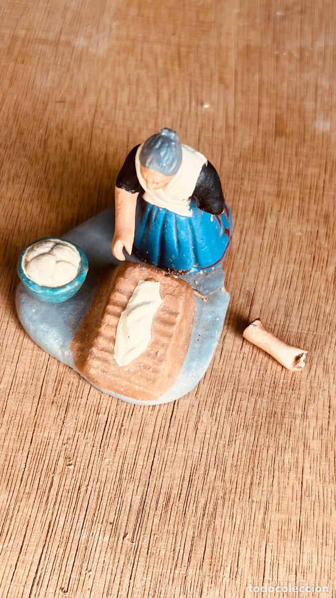 Figuras de Bel&eacute;n: Figura Bel&eacute;n barro pintado cacharrer&iacute;a murciana anciana lavando ropa 7x9cms