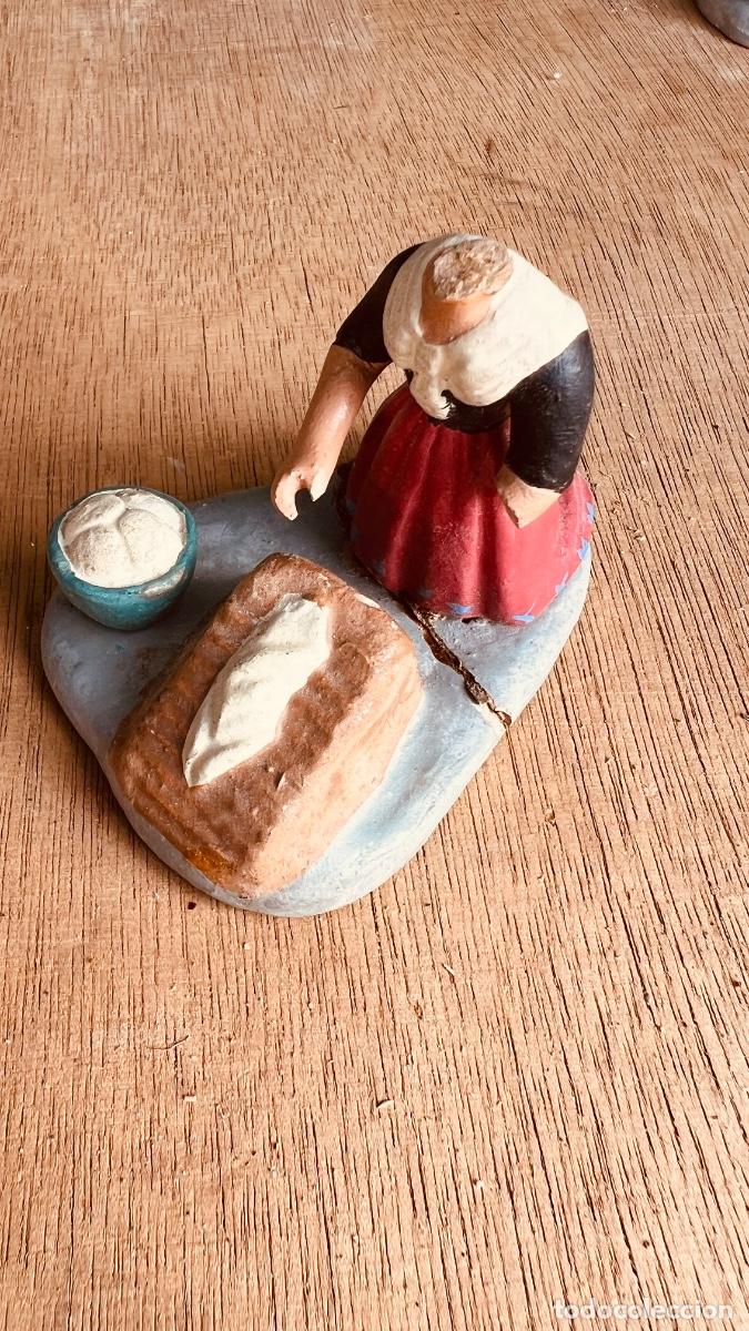 Figuras de Bel&eacute;n: Figura Bel&eacute;n barro pintado cacharrer&iacute;a murciana anciana lavando ropa 7x9cms