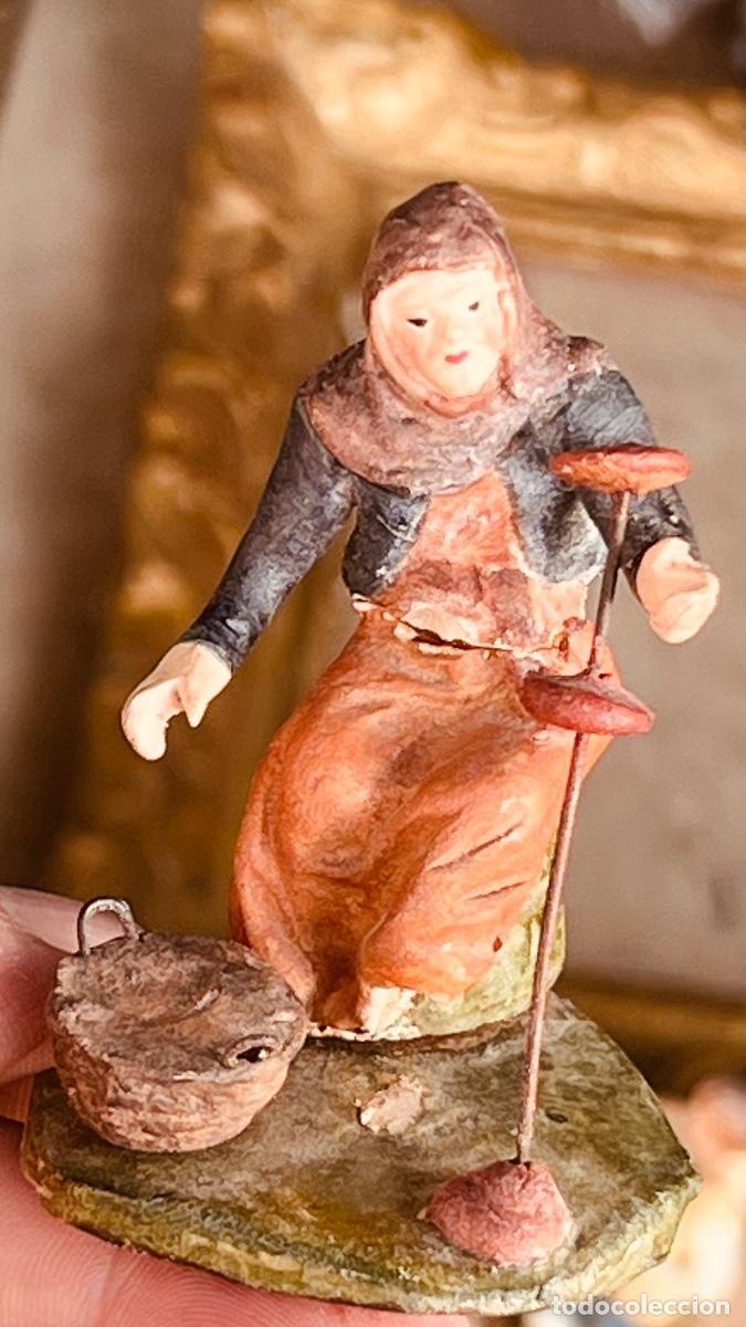 Figuras de Bel&eacute;n: Figura Bel&eacute;n barro pintado anciana sentada vendiendo panes 7cms