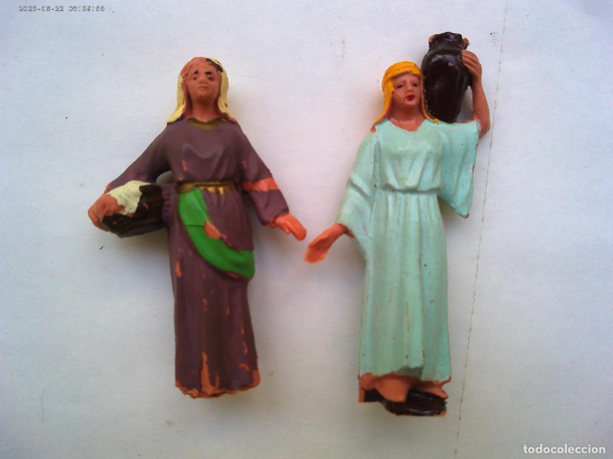 Figuras de Bel&eacute;n: LOTE DE 2 ANTIGUAS FIGURAS DE PLASTICO DEL BELEN : PASTORAS CON JARRON Y CESTO