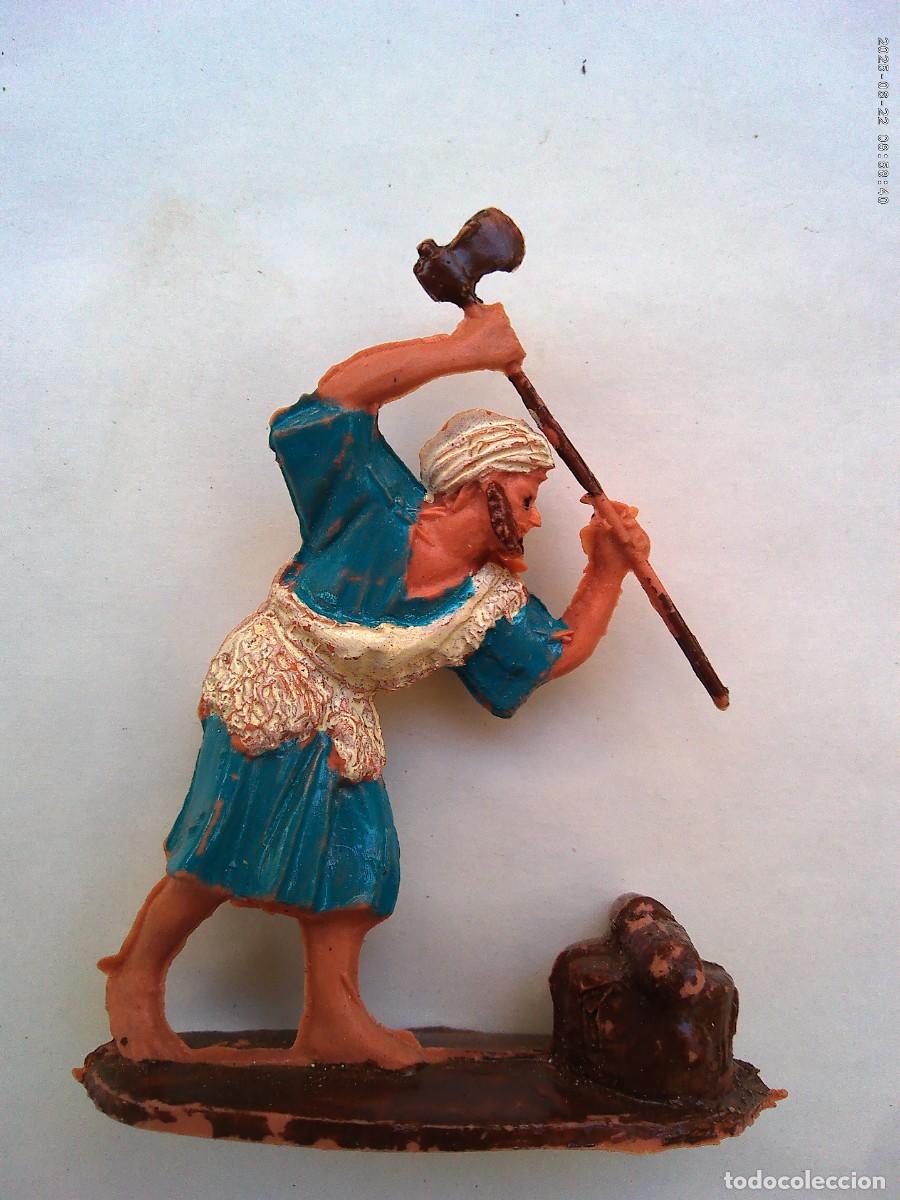 Figuras de Bel&eacute;n: ANTIGUA FIGURA DE PLASTICO DEL BELEN : LE&Ntilde;ADOR CON HACHA CORTANDO UN TRONCO