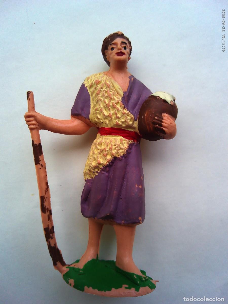 Figuras de Bel&eacute;n: ANTIGUA FIGURA DE PLASTICO DEL BELEN : PASTOR CON CANTARO