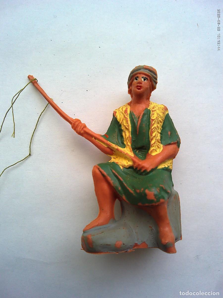 Figuras de Bel&eacute;n: ANTIGUA FIGURA DE PLASTICO DEL BELEN : PESCADOR CON CA&Ntilde;A DE PESCAR
