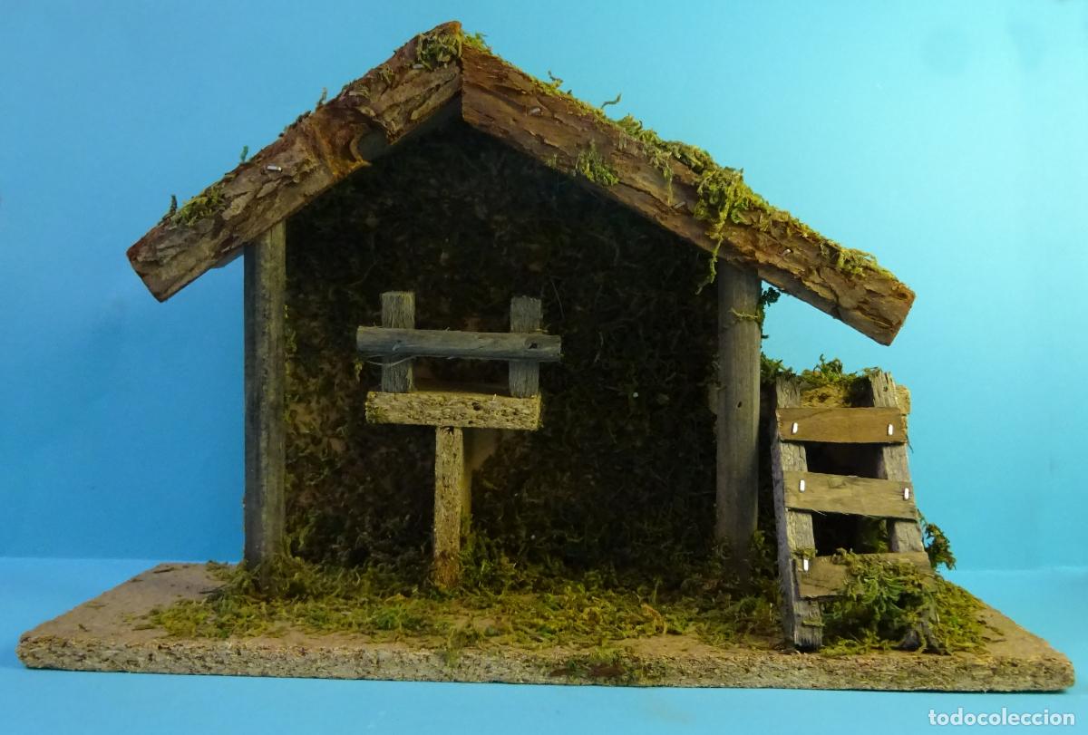 Figuras de Bel&eacute;n: PESEBRE / PORTAL / GRANERO PARA BEL&Eacute;N DE MADERA Y MUSGO. FORMATO BASE 31 X 10 CM. ALTURA 20,5 CM