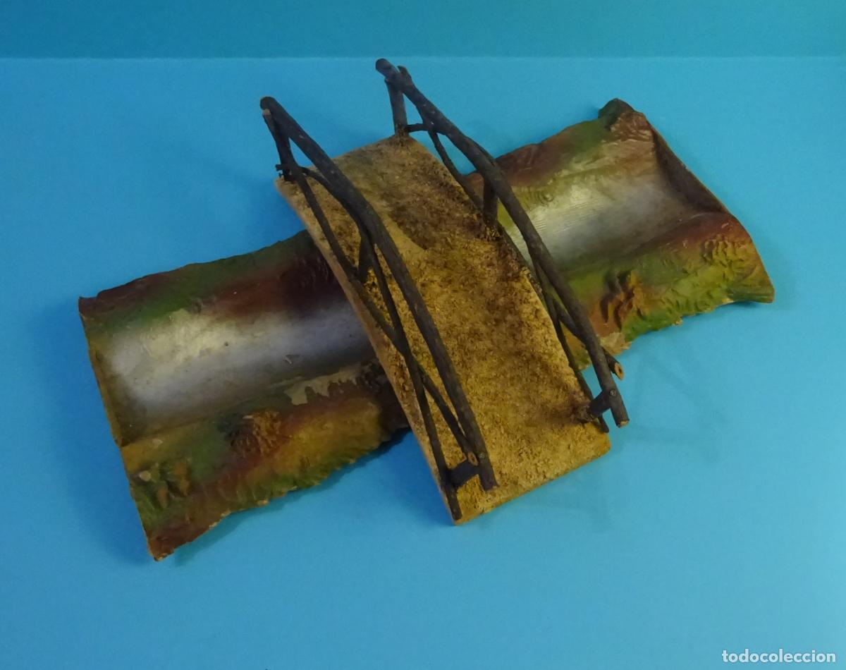 Figuras de Bel&eacute;n: LOTE LECHO R&Iacute;O DE PL&Aacute;STICO R&Iacute;GIDO Y PUENTE DE MADERA. FORMATO R&Iacute;O 25,5 X 13 CM