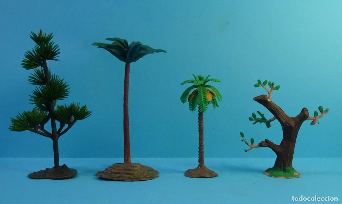 Figuras de Bel&eacute;n: LOTE 4 FIGURAS DE PL&Aacute;STICO PARA BEL&Eacute;N. &Aacute;RBOL, PINO, DOS PALMERAS. ALTURA PINO 15 CM