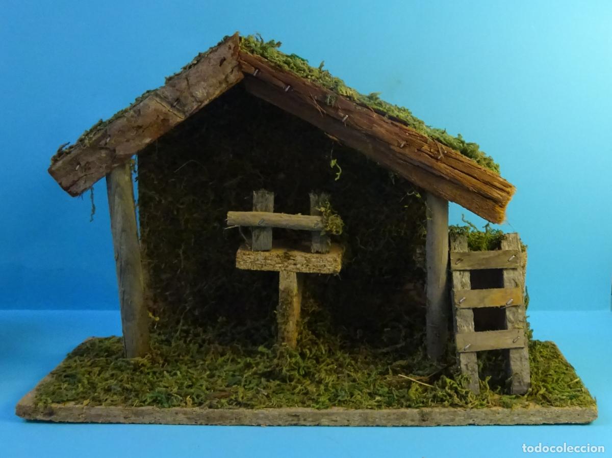 Figuras de Bel&eacute;n: PESEBRE / PORTAL / GRANERO PARA BEL&Eacute;N DE MADERA Y MUSGO. FORMATO BASE 31 X 10 CM. ALTURA 20,5 CM