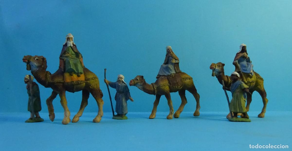 Figuras de Bel&eacute;n: FIGURAS DE PL&Aacute;STICO R&Iacute;GIDO DE BEL&Eacute;N: LOS TRES REYES MAGOS MONTADOS EN DROMEDARIOS CON SUS PAJES