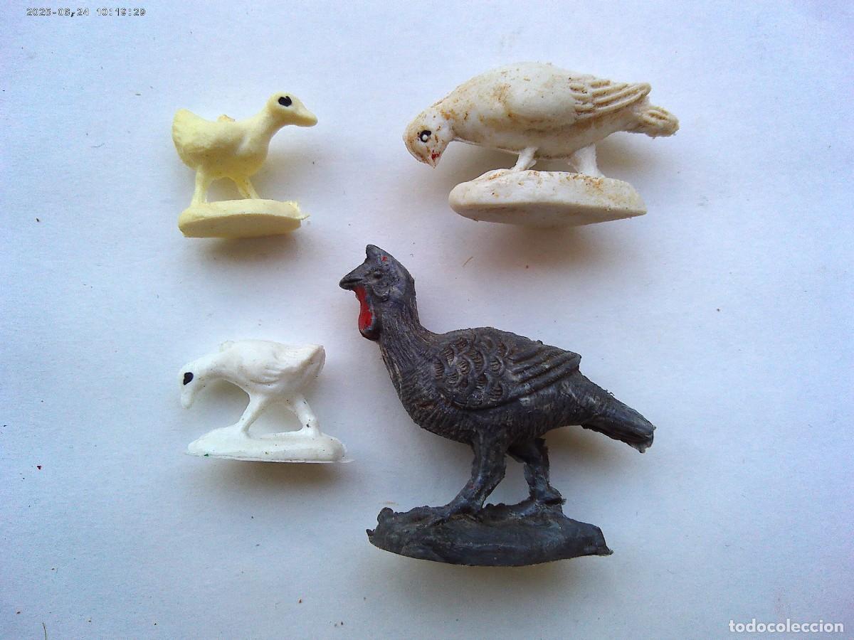 Figuras de Bel&eacute;n: LOTE DE 4 FIGURAS ANTIGUAS DE PLASTICO DEL BELEN : AVES ( PAVO, PALOMA Y POLLITOS )