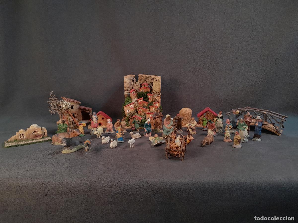 Figuras de Bel&eacute;n: CONJUNTO DE BEL&Eacute;N CON 41 PIEZAS. FIGURAS DE TERRACOTA Y DECORACIONES DE CORCHO. 1940 CA.
