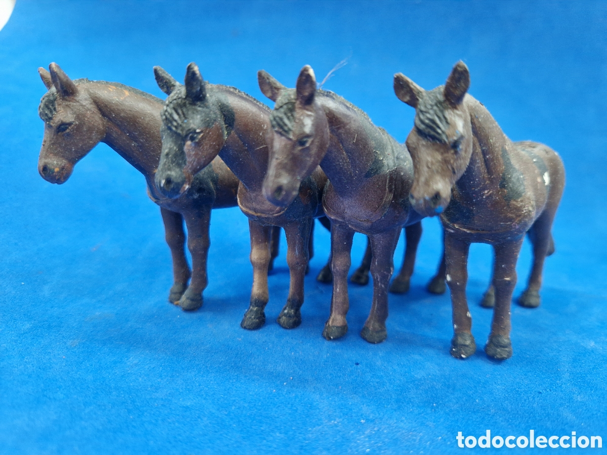 Figuras de Bel&eacute;n: 4 caballos de pl&aacute;stico, figura de belen