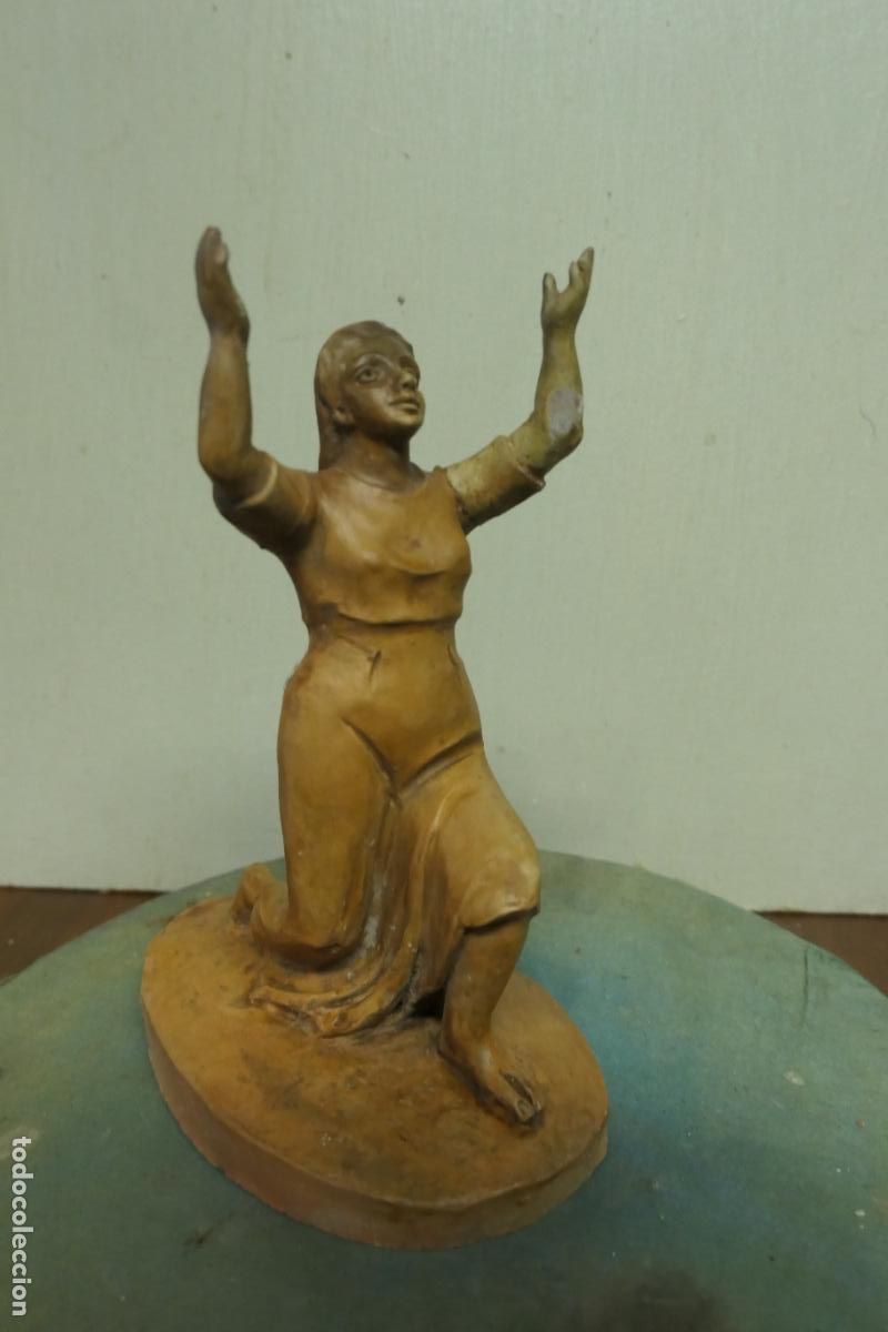 Figuras de Bel&eacute;n: Figura, pastora. Terracota. Firmada Camps