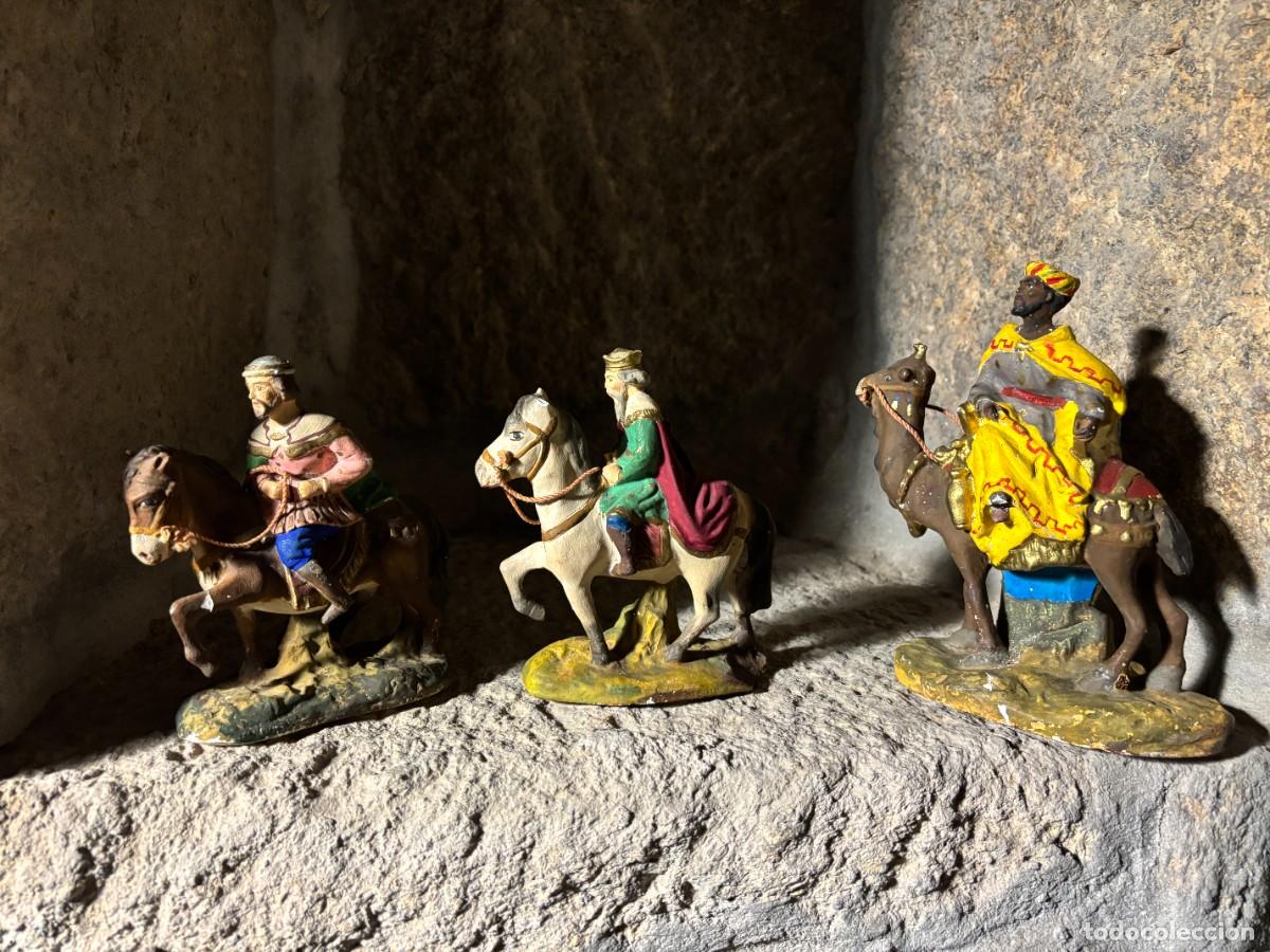 Figuras de Bel&eacute;n: REYES MAGOS ANTIGUOS DE TERRACOTA POLICROMADA. LOTE DE 3 FIGURAS