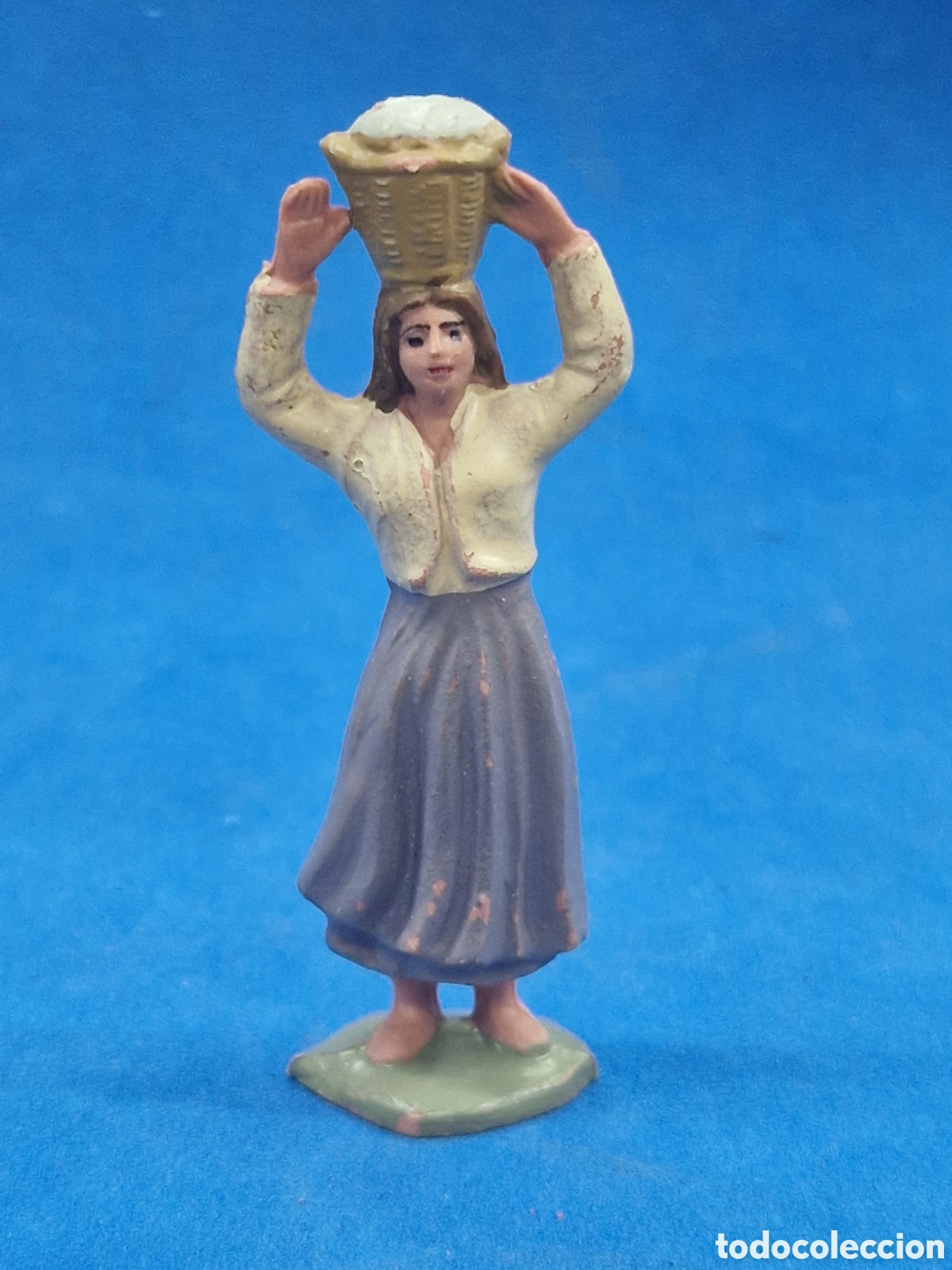 Figuras de Bel&eacute;n: Figura de belen, pl&aacute;stico, mujer con cesta de ropa