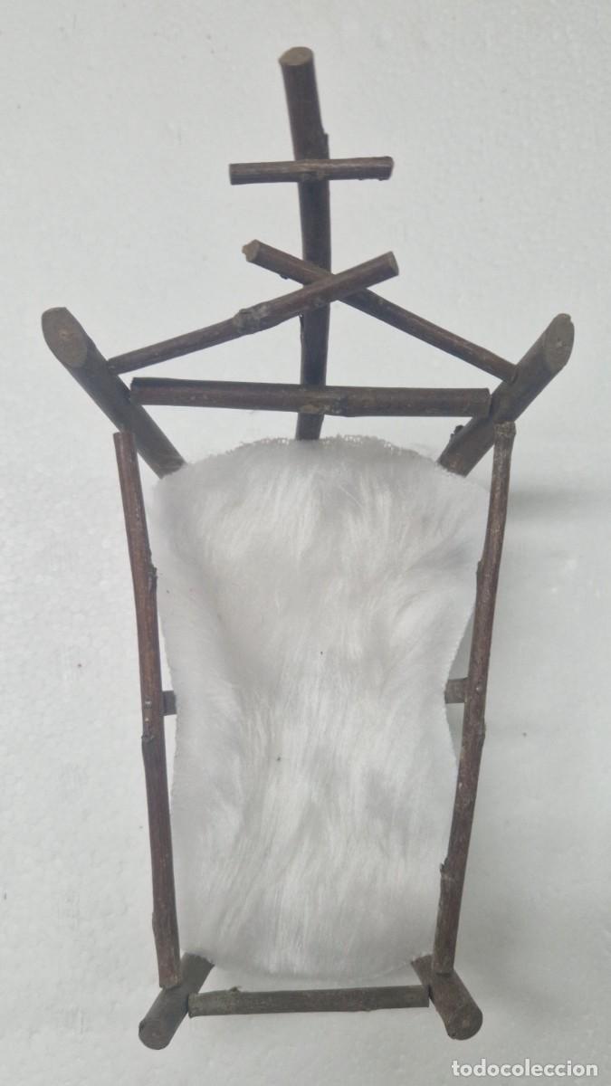 Figuras de Bel&eacute;n: Antigua Cuna para ni&ntilde;o Jes&uacute;s que mida entre 8 o 10 cm. Madera y simil piel.
